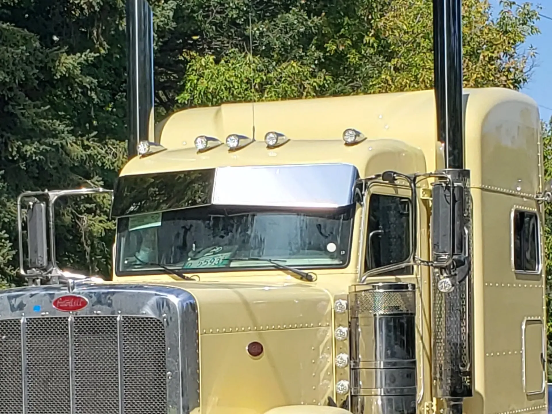 Peterbilt 3-Series Round Glass Reverse Bow Tie Visors