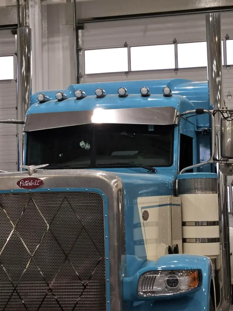 [SLI001084] Peterbilt 3-Series Old Style Double Bow Tie Visors (11"-7", No Light Holes)