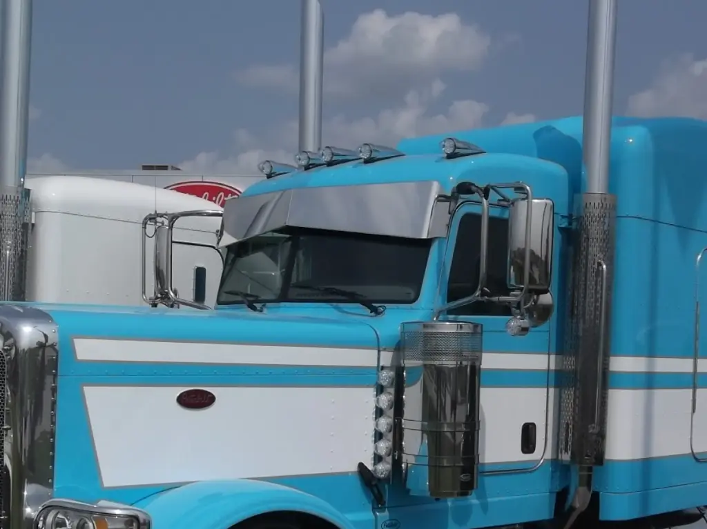 Peterbilt 3-Series Reverse Bow Tie Visors