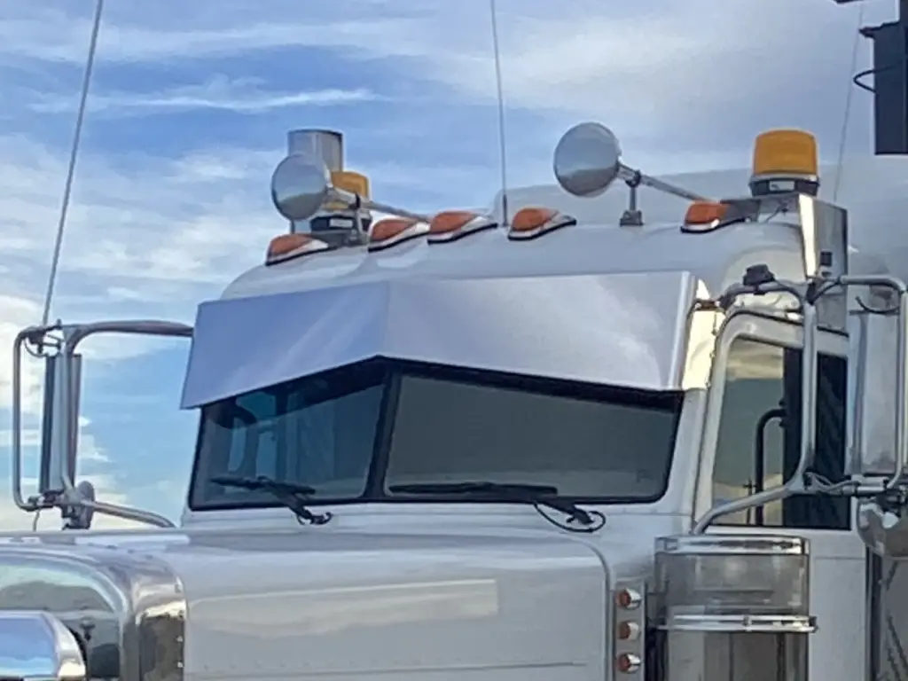 Peterbilt 3-Series Reverse Bow Tie Visors