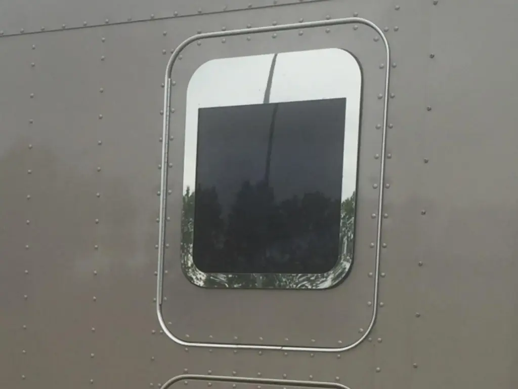 Kenworth Sleeper Bottom Window Surround and Visors - Mirror Stainless